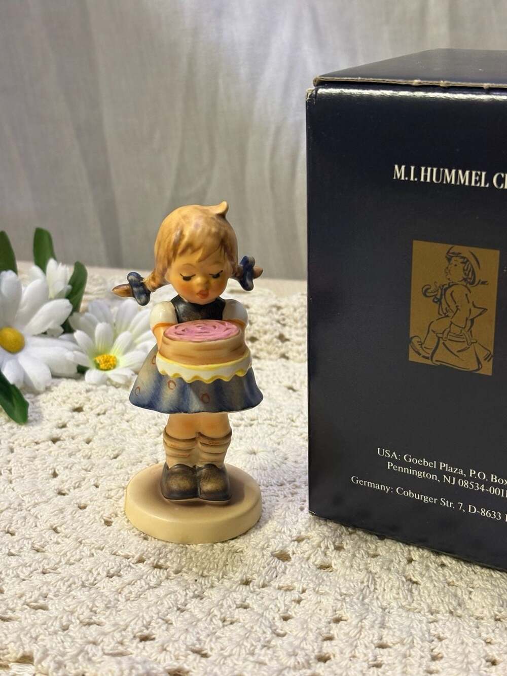 M.I. Hummel Goebel Sweet As Can Be Figurine #541